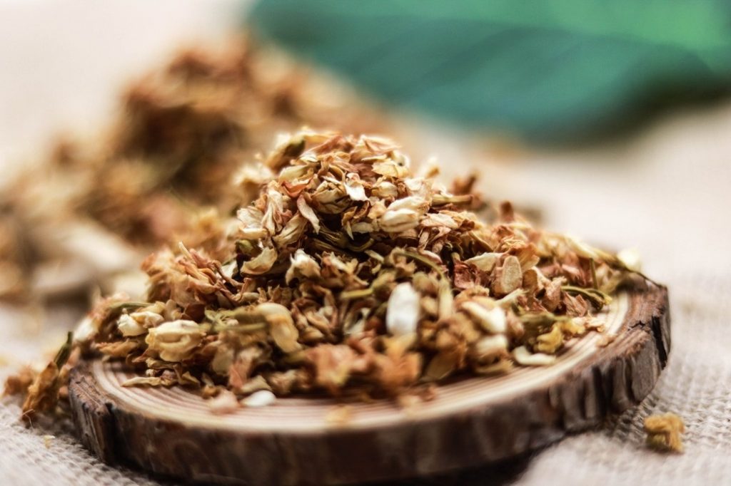 Uống trà hoa nhài