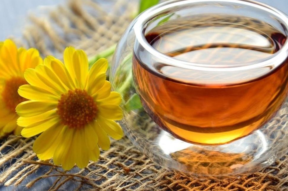 Bật mí cách ngâm rượu hoa cúc đơn giản, tốt cho sức khỏe 4